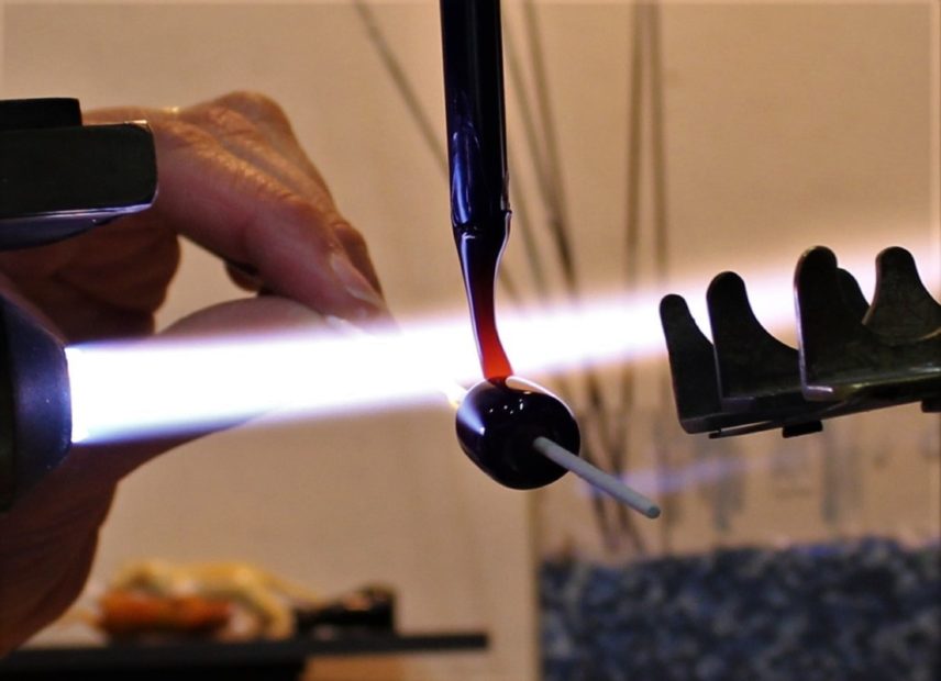 Lavorazione manuale del vetro a lume con fiamma