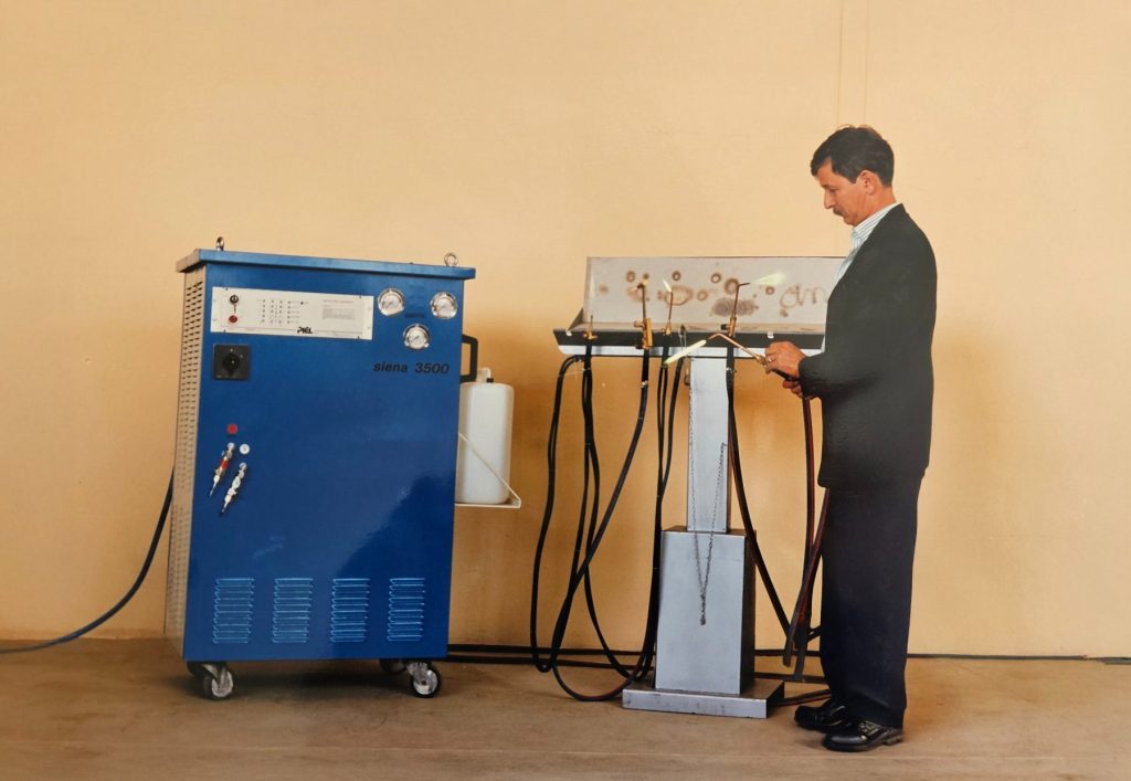 Angelo Felicioli durante una dimostrazione di saldobrasatura con un generatore storico di gas tecnici.