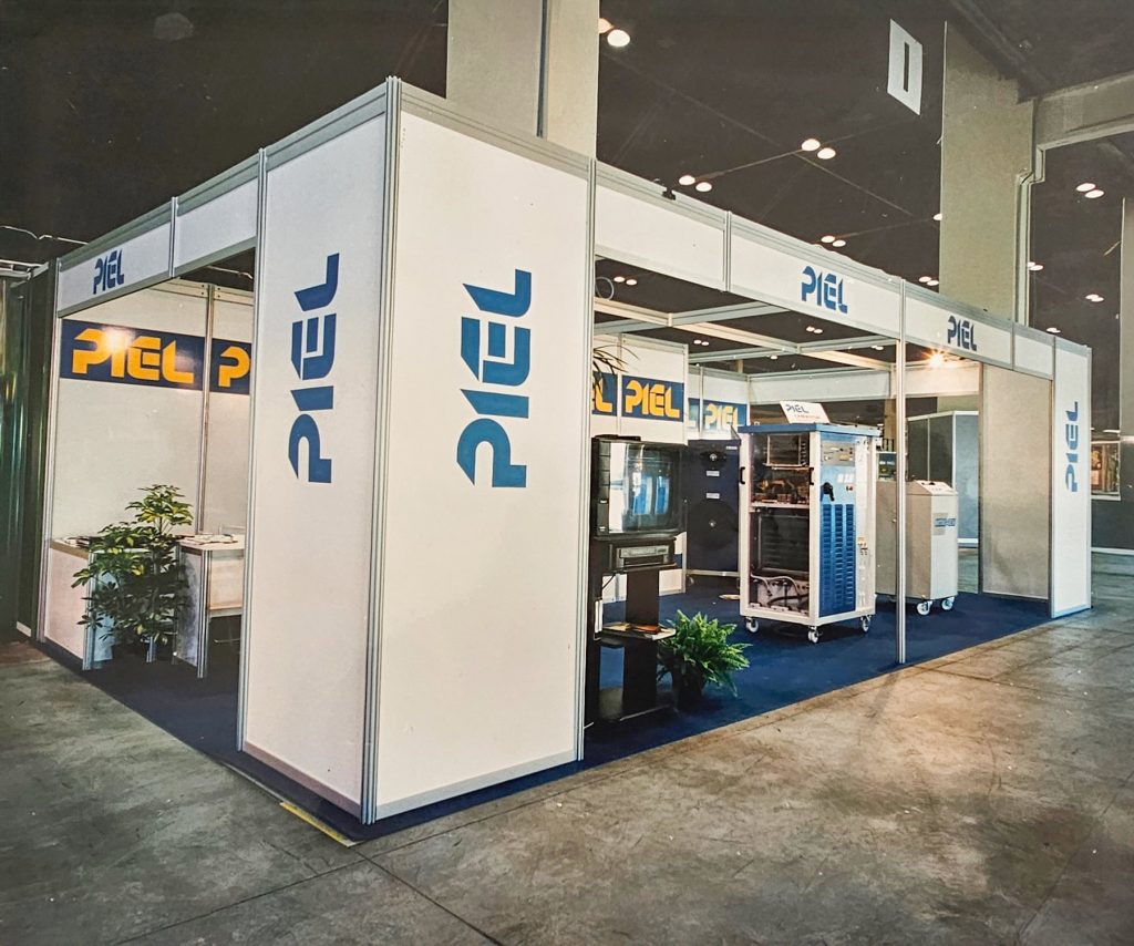 Stand storico ILT con generatori industriali e componenti tecnici esposti durante una fiera di settore.