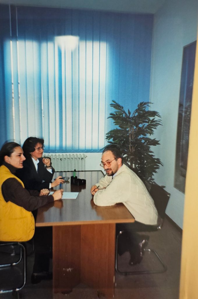 Roberto Rasoini e Sonia Beccani durante un momento di lavoro negli uffici ILT.