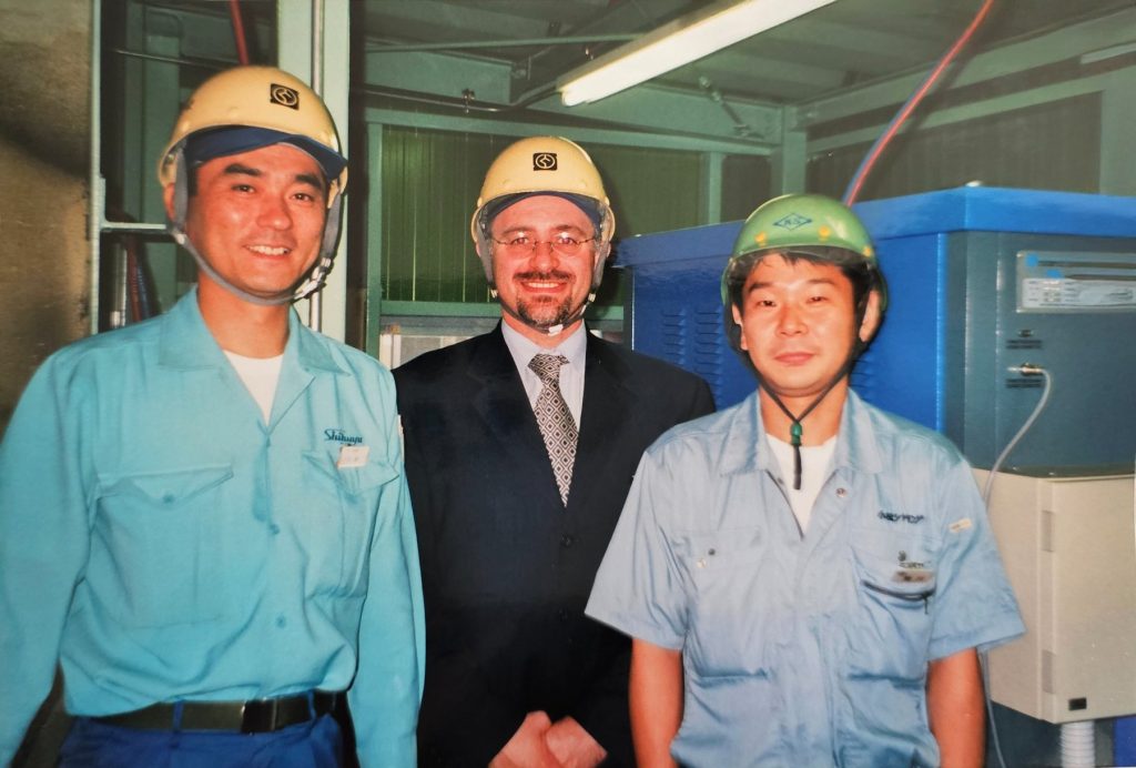 Roberto Rasoini durante una visita tecnica presso un impianto industriale con un generatore di gas tecnici.
