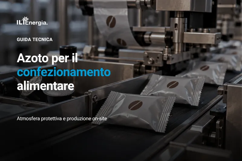 Capsule di caffè confezionate in buste sigillate su una linea industriale.